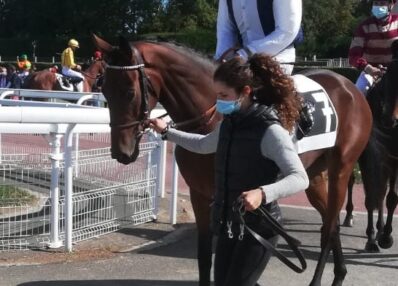 Emilie Maudet, de cavalière d'entraînement en Irlande a assistante premier garçon