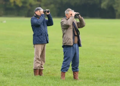 2 hommes qui regardent avec des jumelles