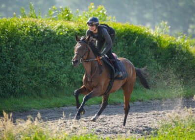 Cavalière d'entrainement galop