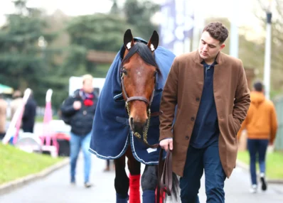 cheval et personnel pour métier de personnel d'hippodrome