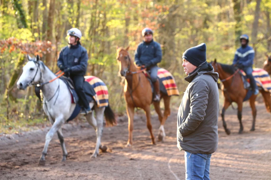 entraineur avec chevaux piste entrainement