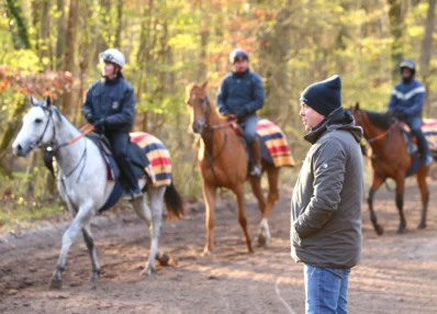 entraineur avec chevaux piste entrainement