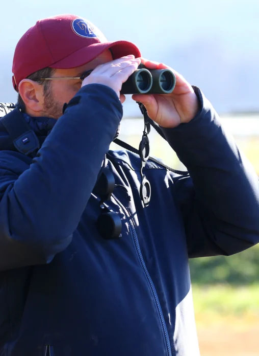 entraineur courses hippiques avec jumelles