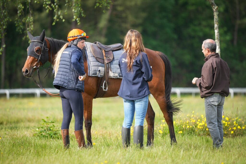 Entraineur de chevaux de course jeune et adulte