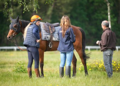 Entraineur de chevaux de course jeune et adulte