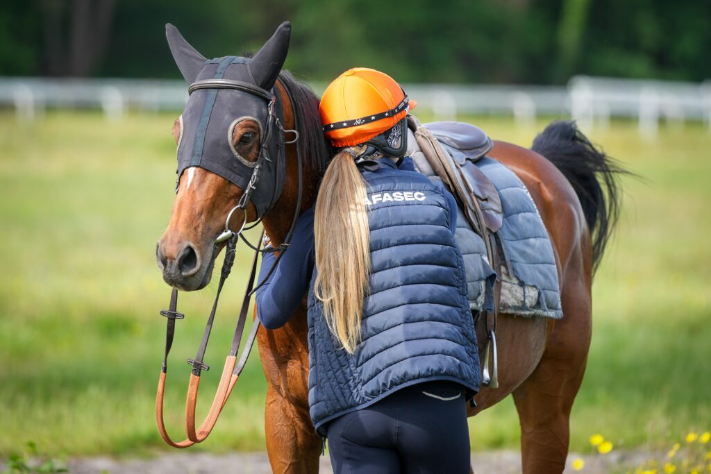 Entraîneuse de course hippique jeune et adulte