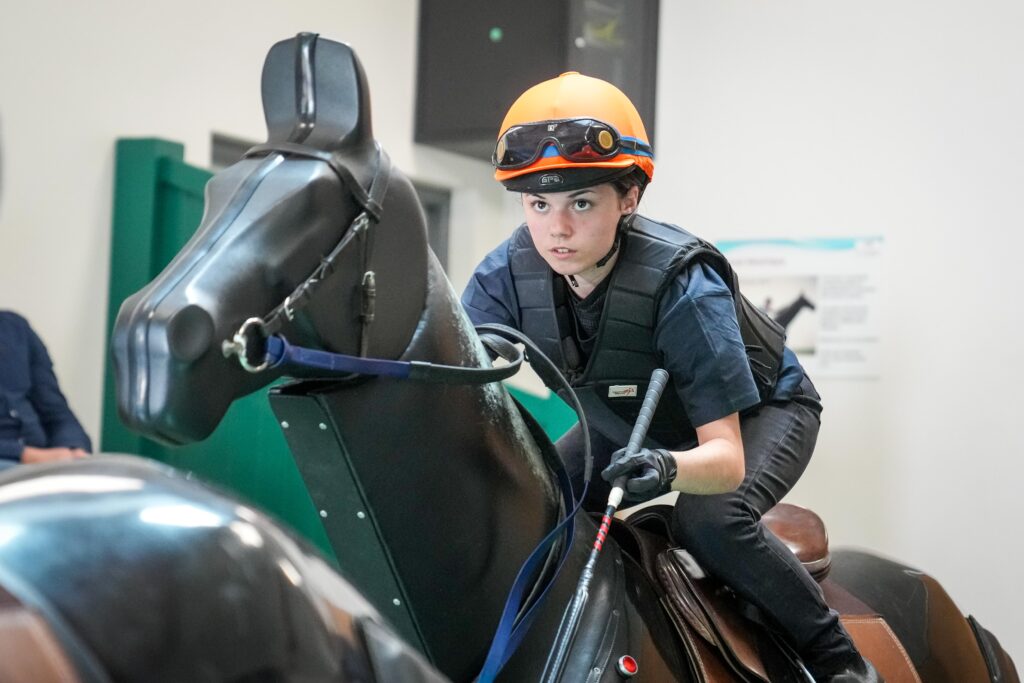 cheval mécanique et élève avec cravache